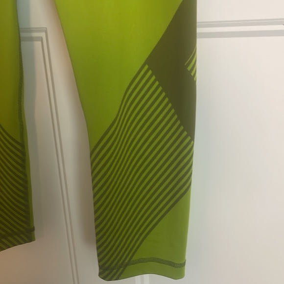 Black Diamond crop leggings. Size Small - Picture 4 of 4